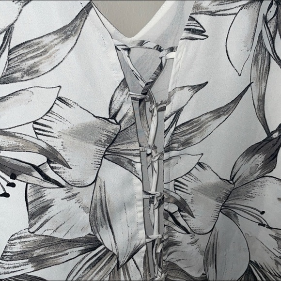 Open Back Floral Dynamite Blouse - Picture 3 of 5